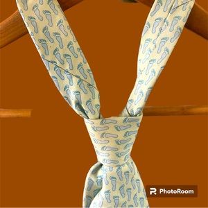 Vineyard Vines footsteps tie